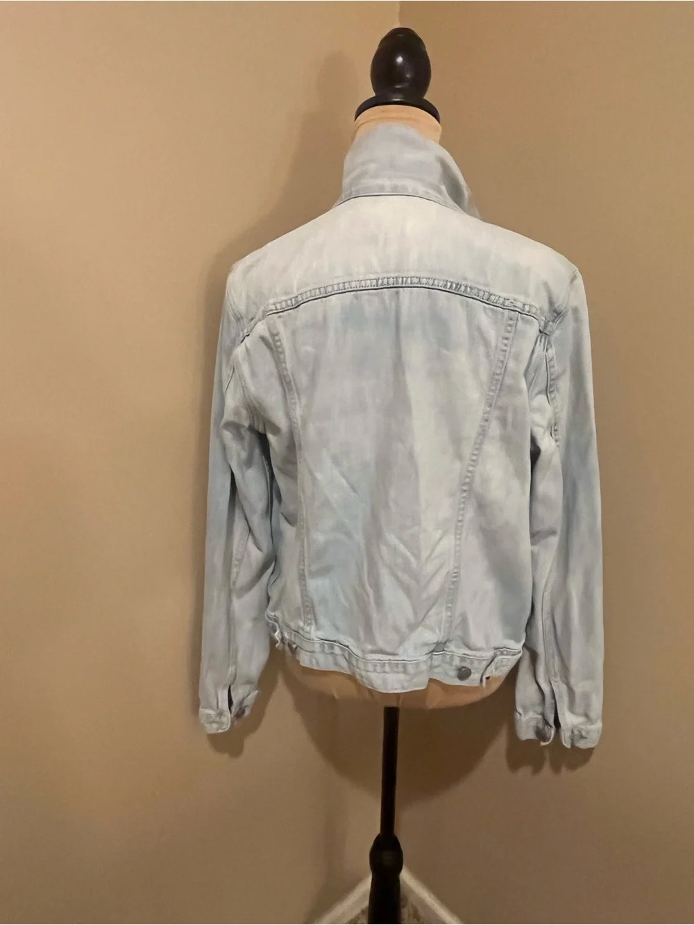 GAP Classic Light Wash Denim Jacket in Pale Blue, size Large - Picture 2 of 8